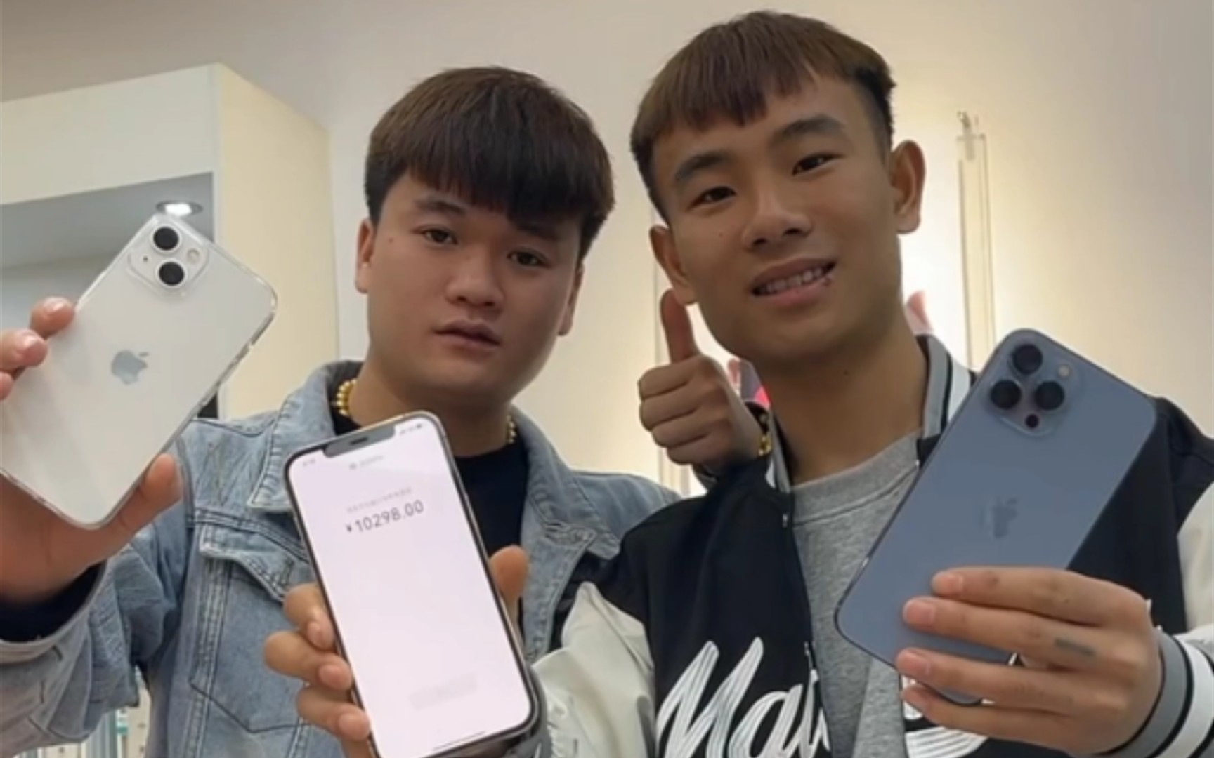 套餐村 浪人一伙到小鹏家作客 老表与礼拜六买苹果13 看到表弟展示