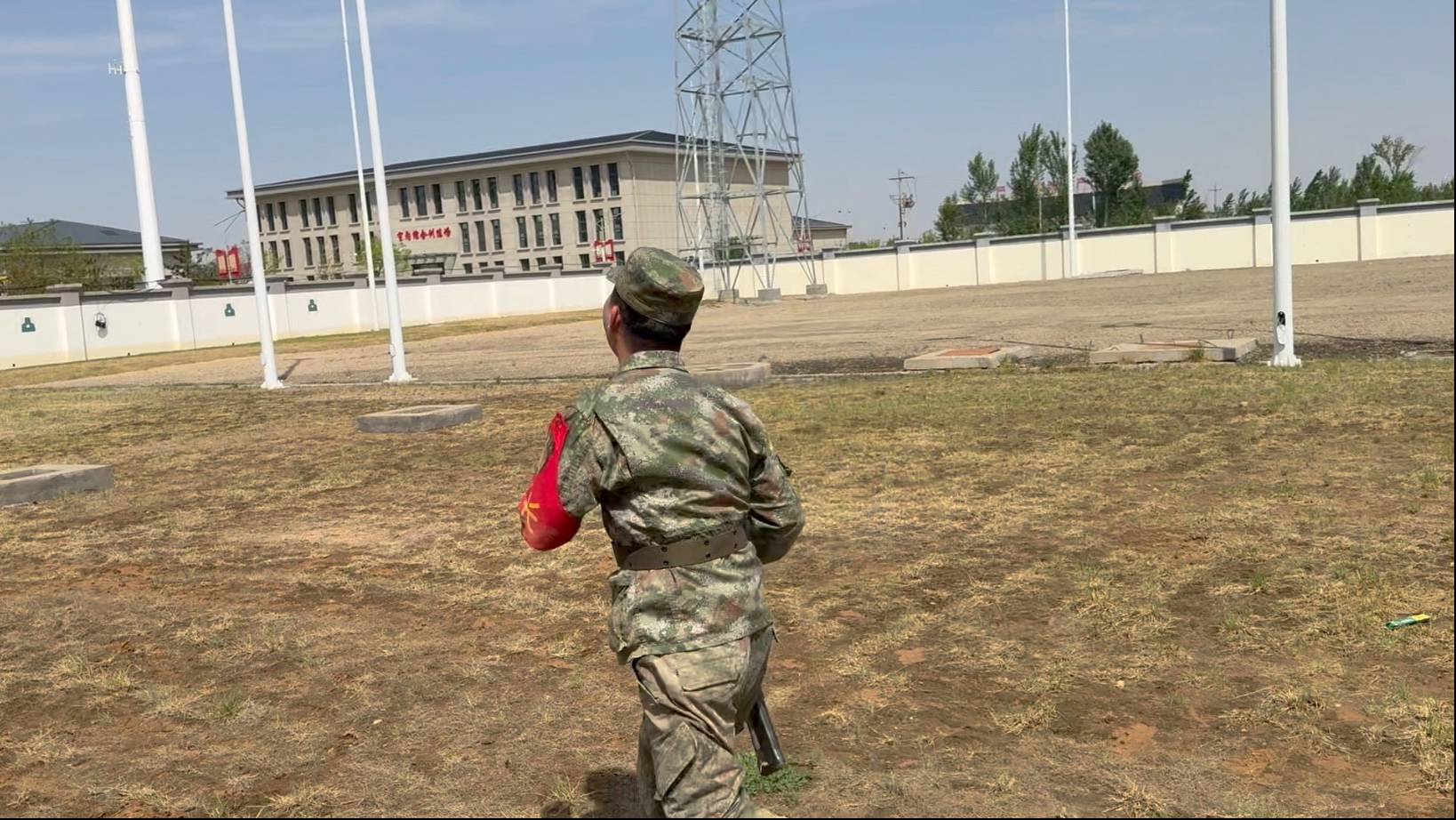 看着同年兵再次穿上迷彩服 仿佛穿越回了那段刻骨铭心的时光