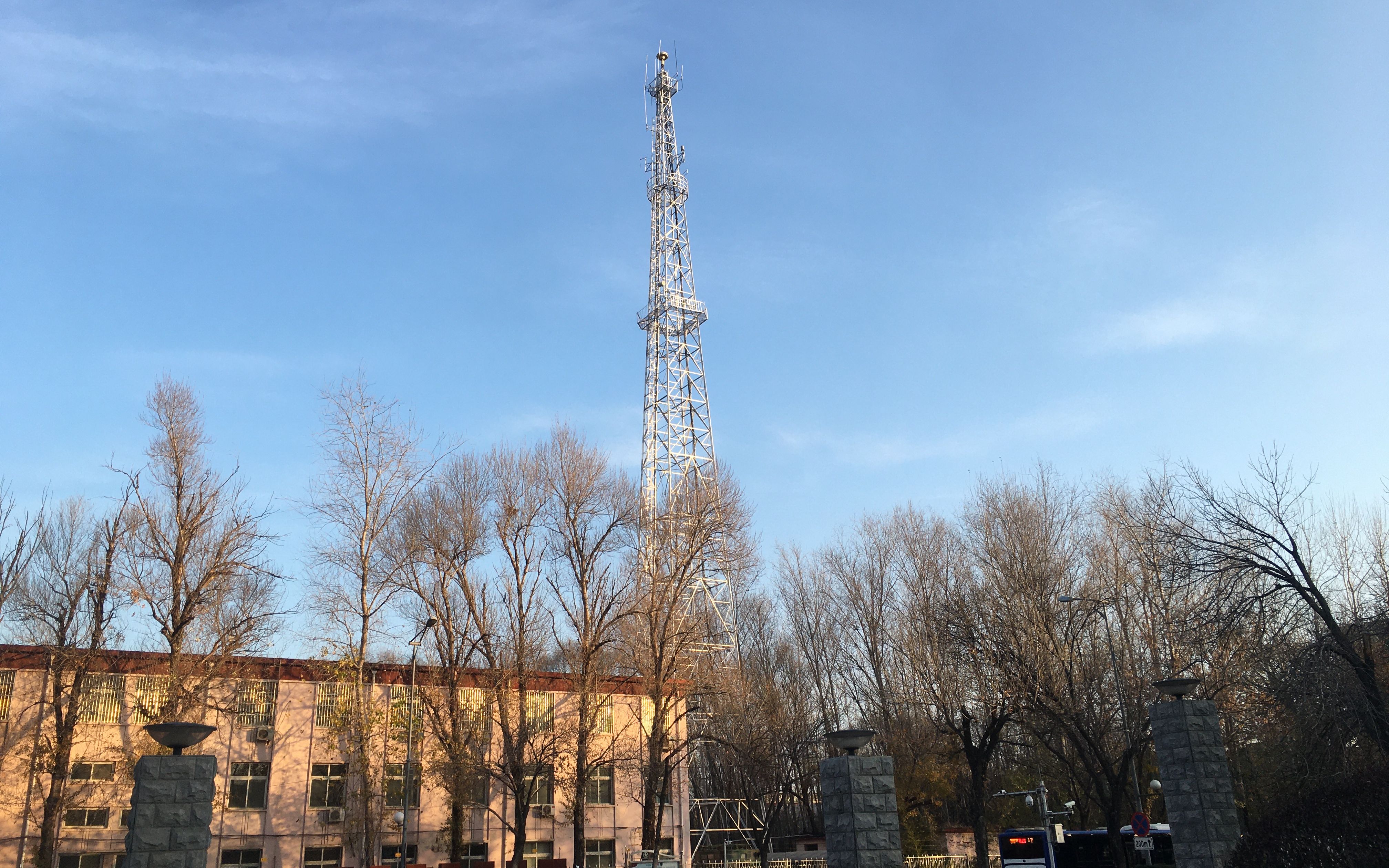 北京市顺义人民公园附近有两个大铁塔大家知道是做什么用的吗