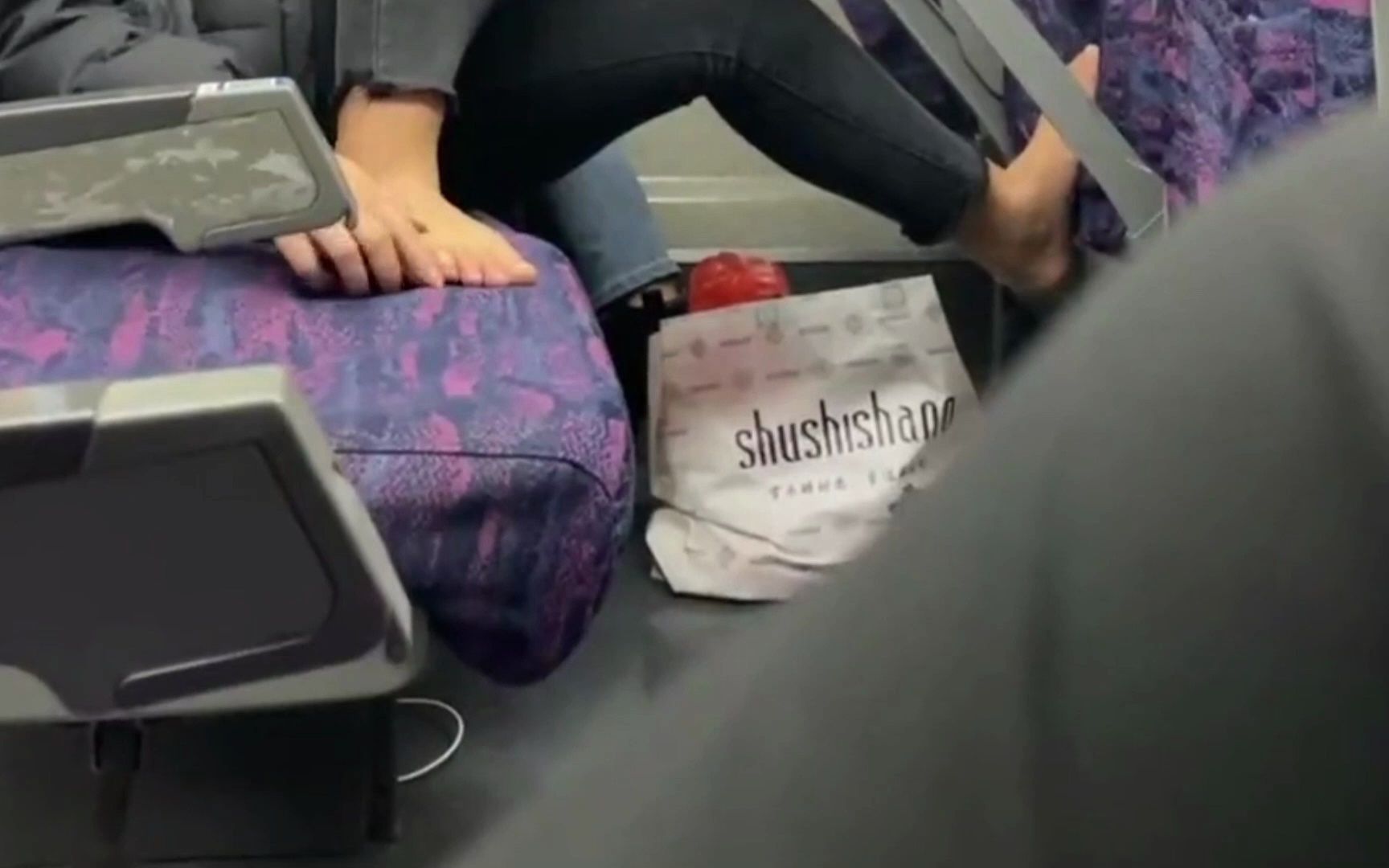 女子高铁上脱鞋,旁若无人不停抠脚,网友:隔着屏幕都闻到了味