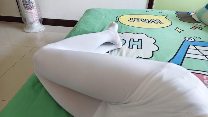 挑战穿一双裤袜+一双过膝袜+一条短裤写作业，写不完不脱下来在线观看