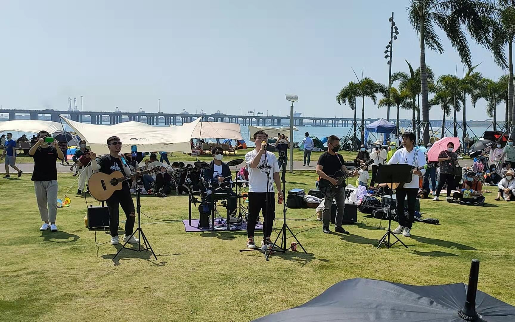 深圳海边公园翻身乐队