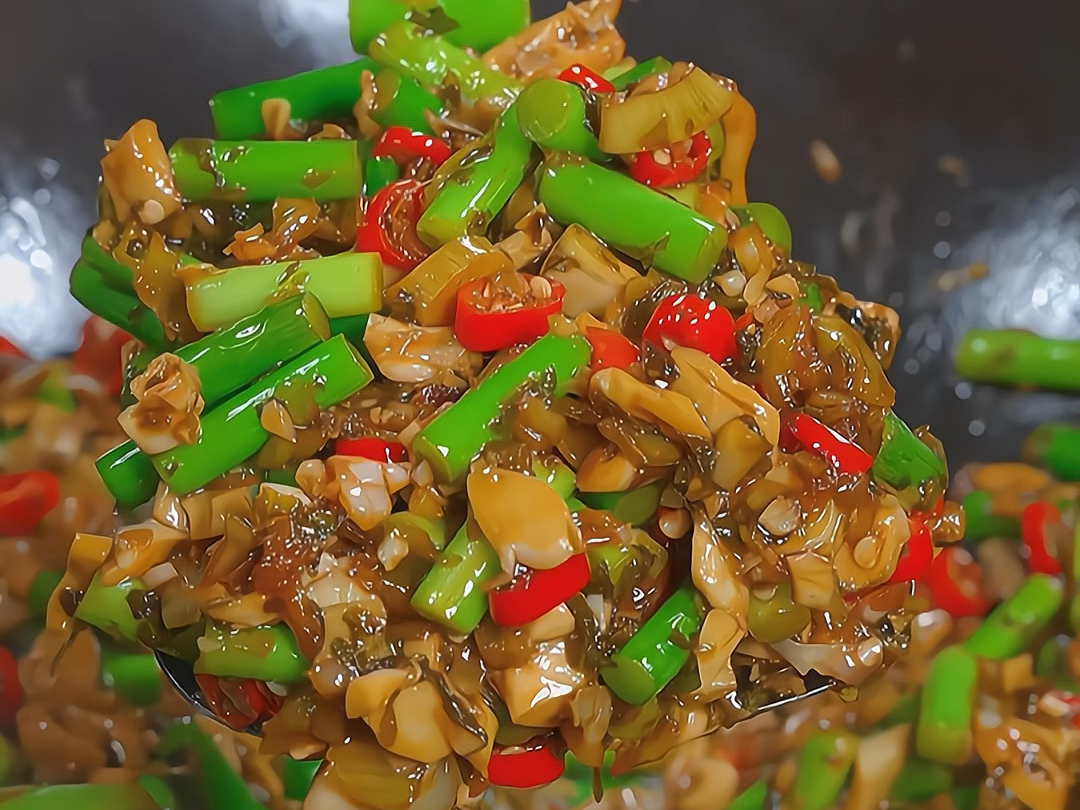 天热吃饭没胃口,你就试试这个酸菜小笋炒蒜苔,酸辣脆爽,非常好吃下饭