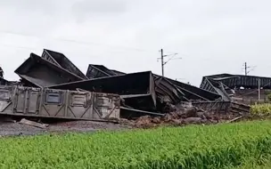 Скачать видео: 快讯！广东湛江一货运列车18节车厢脱线，目前无人员伤亡