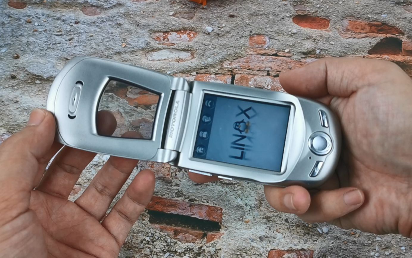 熊小白玩数码:收了一台摩托罗拉a760,全球第一款linux智能手机_哔哩