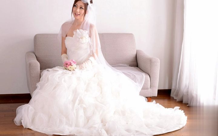 日本国宝级女艺人前田香织(前田かおり)的白调婚纱题材写真