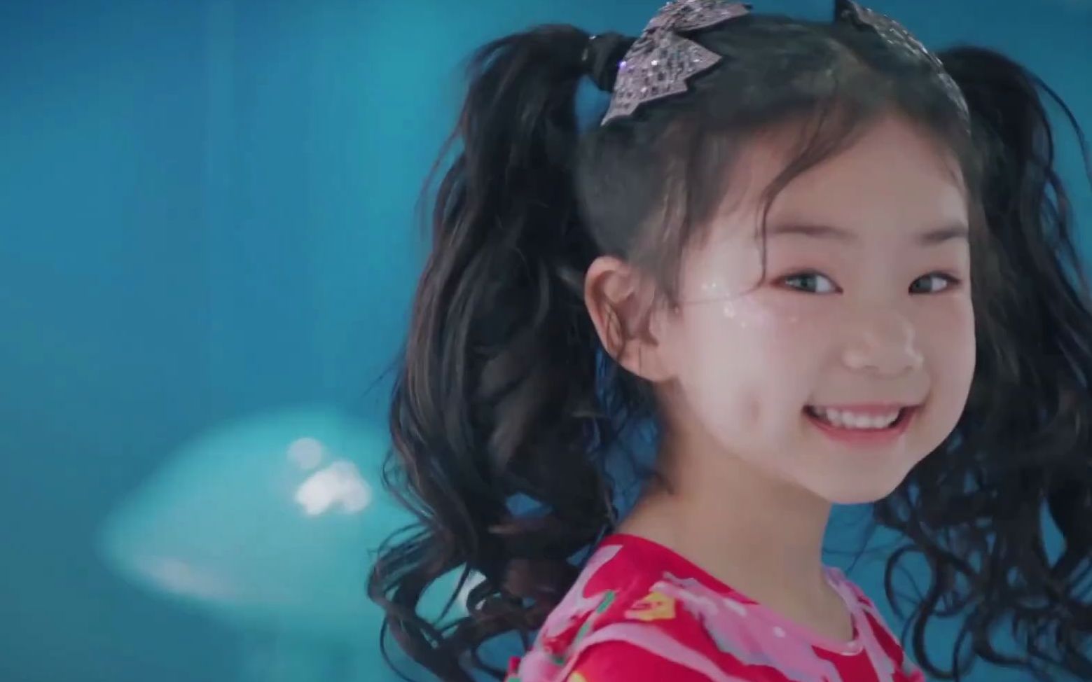 吴青峰lucky合唱是全世界坠可爱的lucky宝贝和她妈妈戚薇一模一样