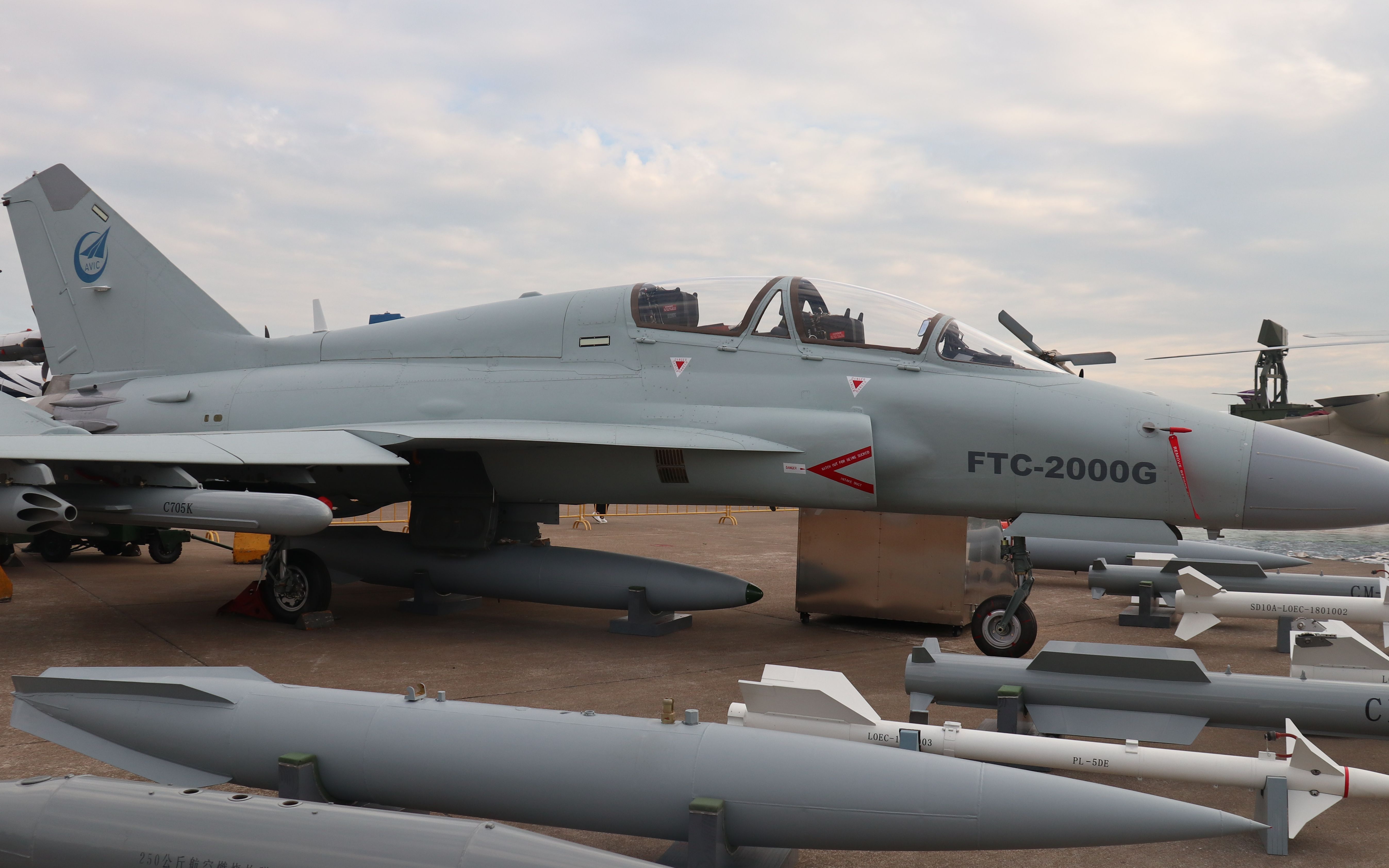 2018珠海航展空中表演ftc2000g型战斗机