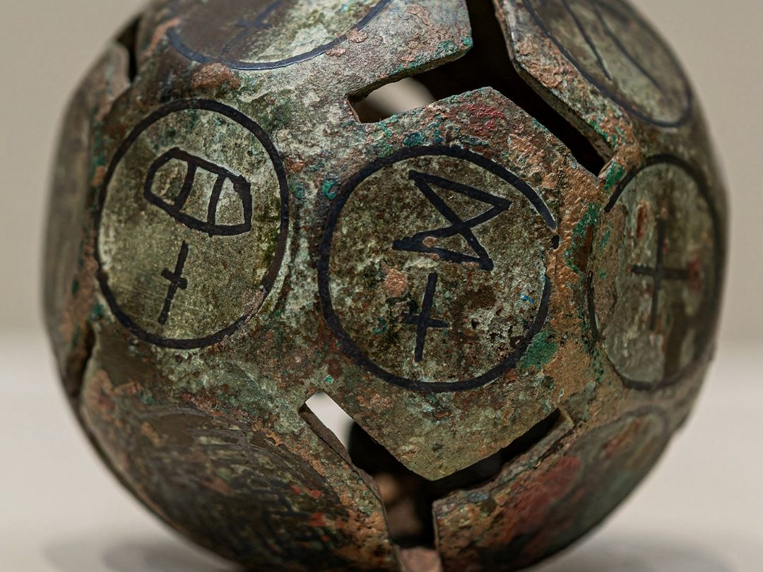 西汉·错银十八面铜骰子