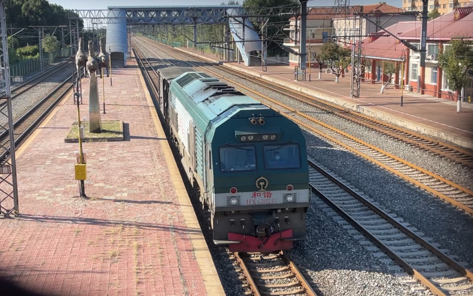 沈山线马三家站沈局锦段hxn30247牵引一辆p62nk型棚车下行通过_哔哩