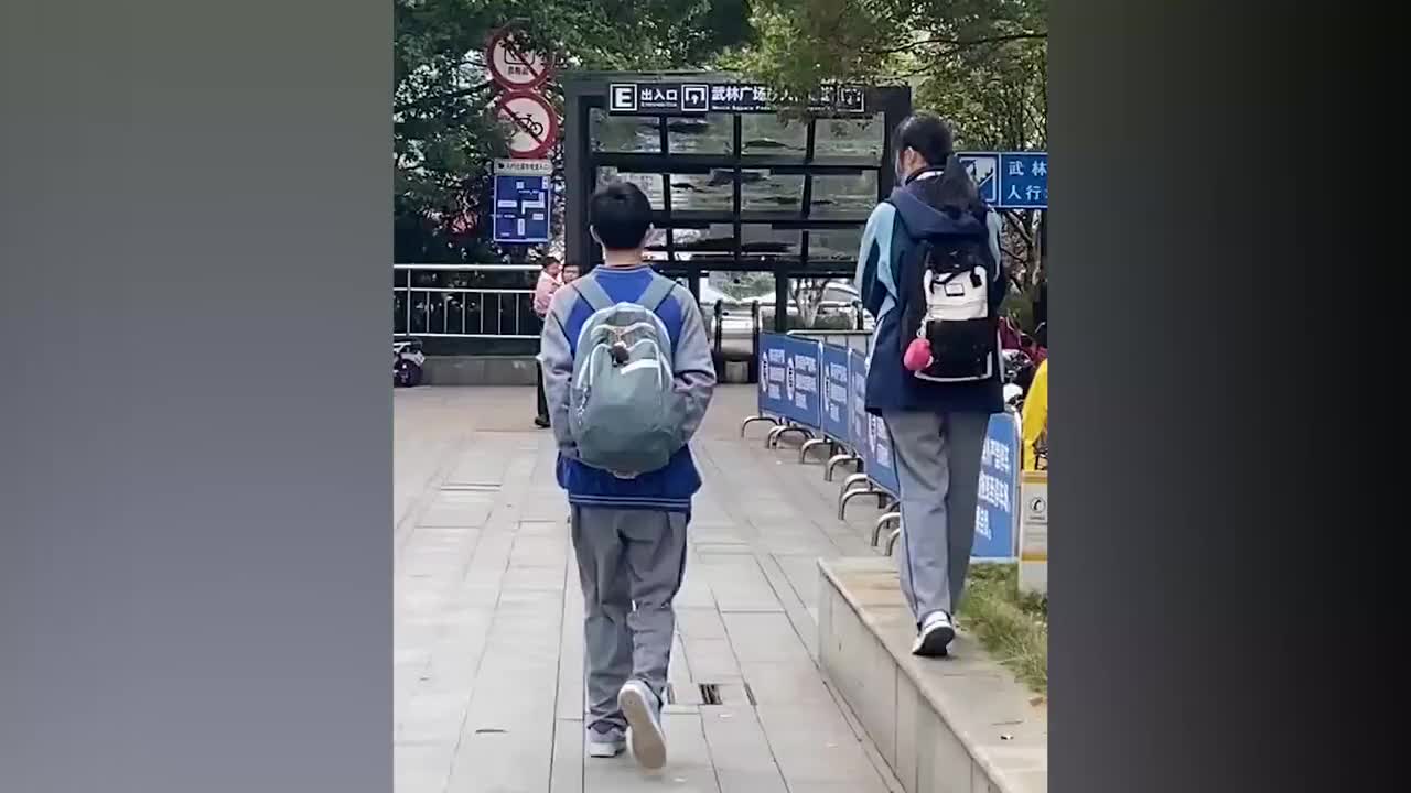 男女同学放学一起并肩回家,男生一举动网友瞬间沸腾,同框太戳人