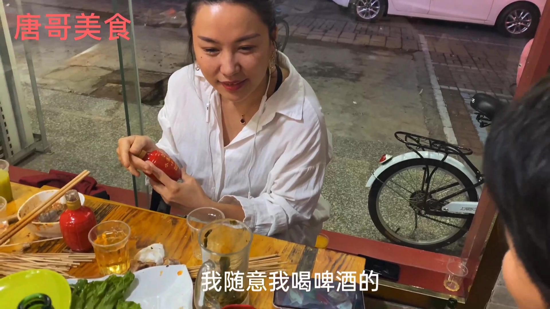 滁州定远买点猪头肉吃串串50度白酒美女连喝三小瓶还不晕厉害
