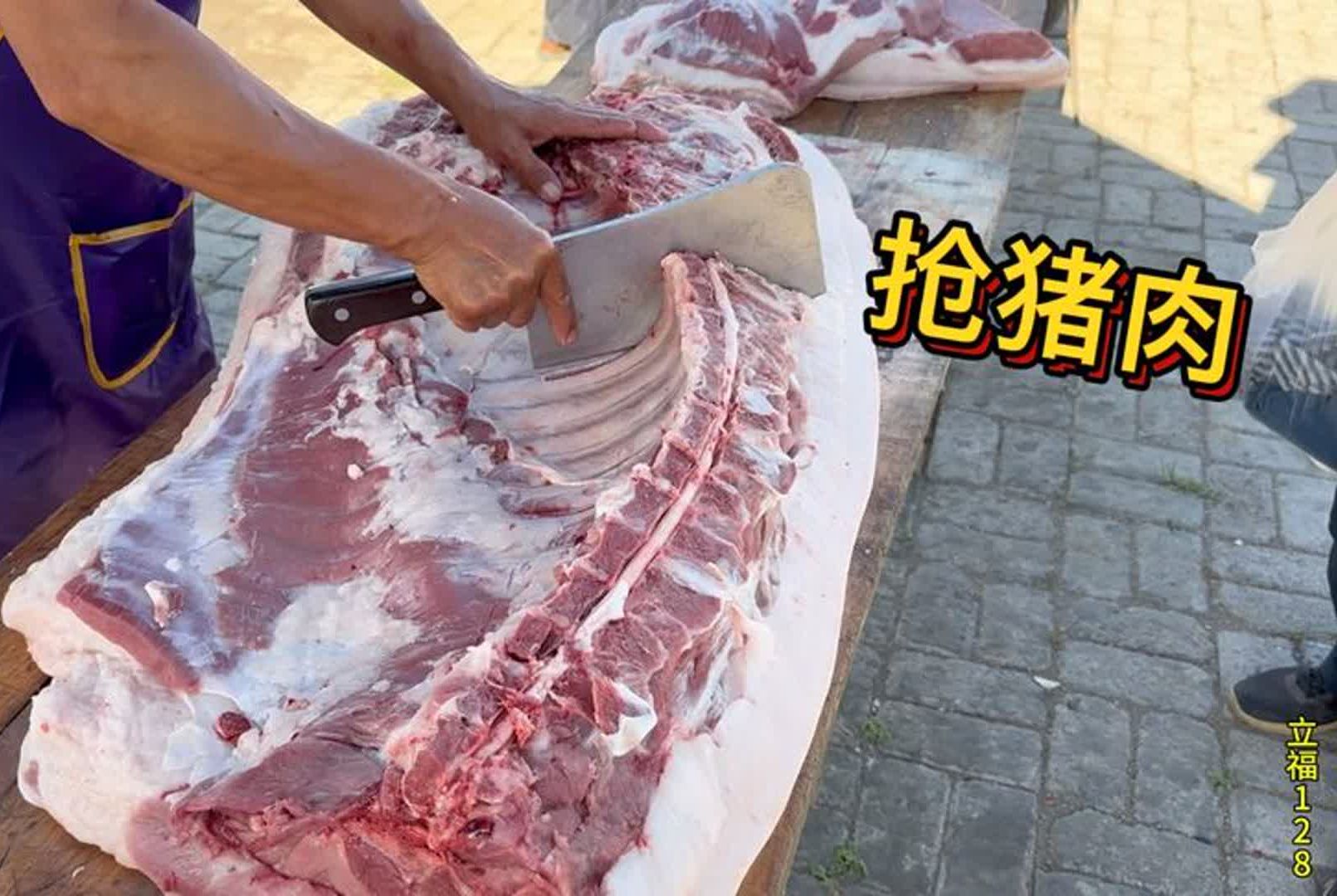 农村人买猪肉太震撼了,就这么肥的猪肉都抢着买,这阵势堪比过年