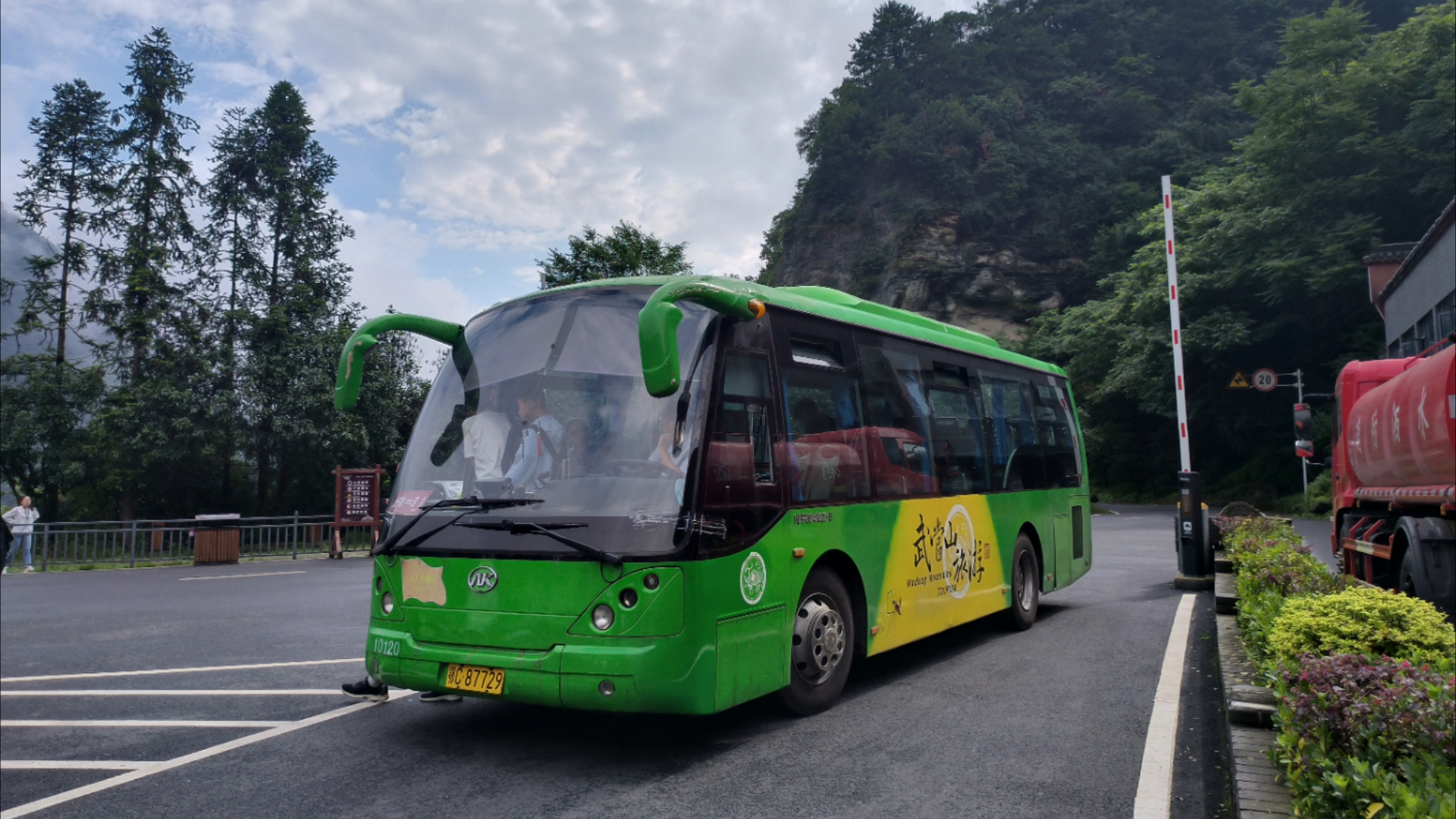 湖北武当山景区安凯观光车运行实录,养生太极湖,问道武当山!