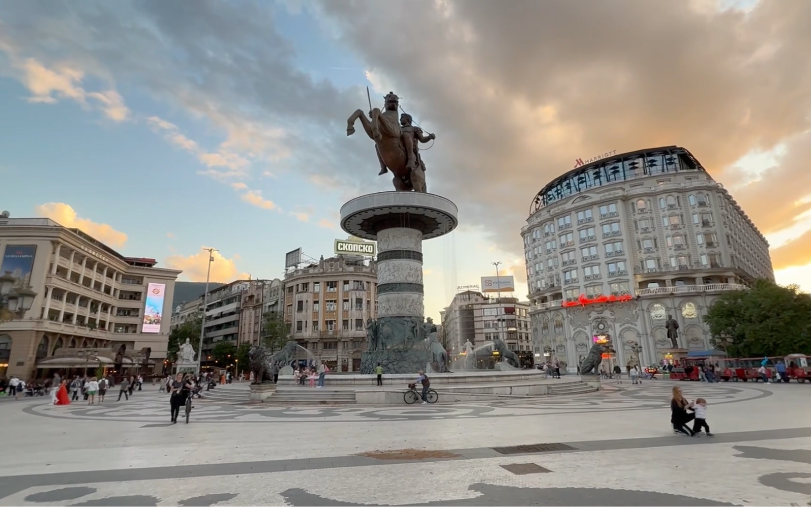 北马其顿是位于巴尔干半岛中部的内陆国家,首都为斯科普里,人口约190