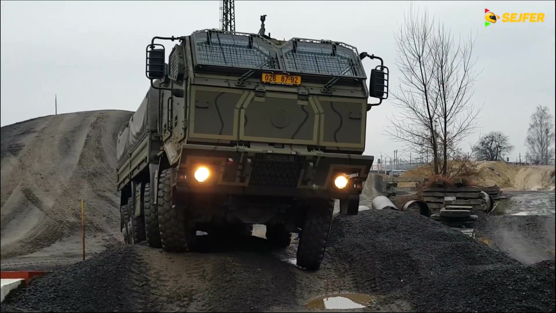 非常帥的太拖拉軍用卡車