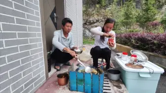 Tải video: 带着媳妇骑三轮穷游贵州，现已抵达关寨镇，晚上路边露营做饭吃