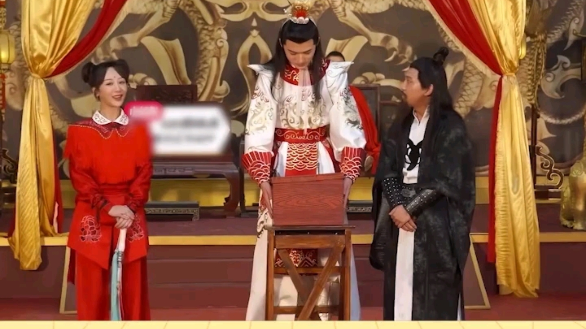 魔术师成功让宋亚轩拿不起箱子,轮到杨紫却还是翻车了