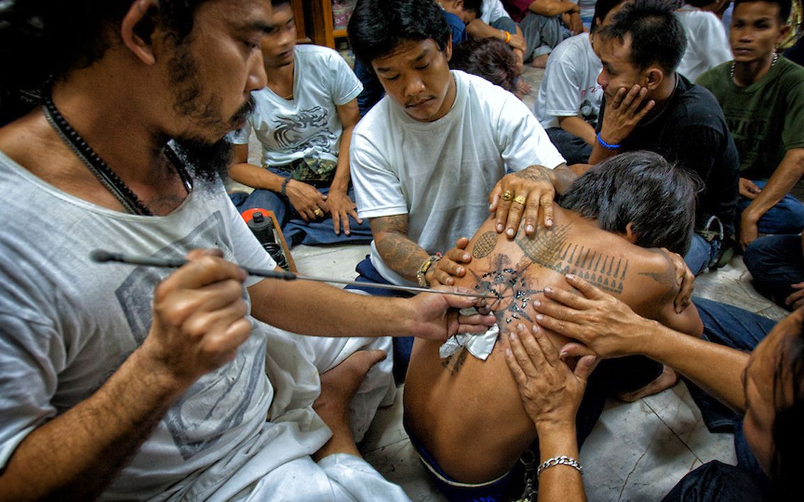 泰国大批民众参加寺庙纹身节,参与者姿态诡异,表演动物上身!