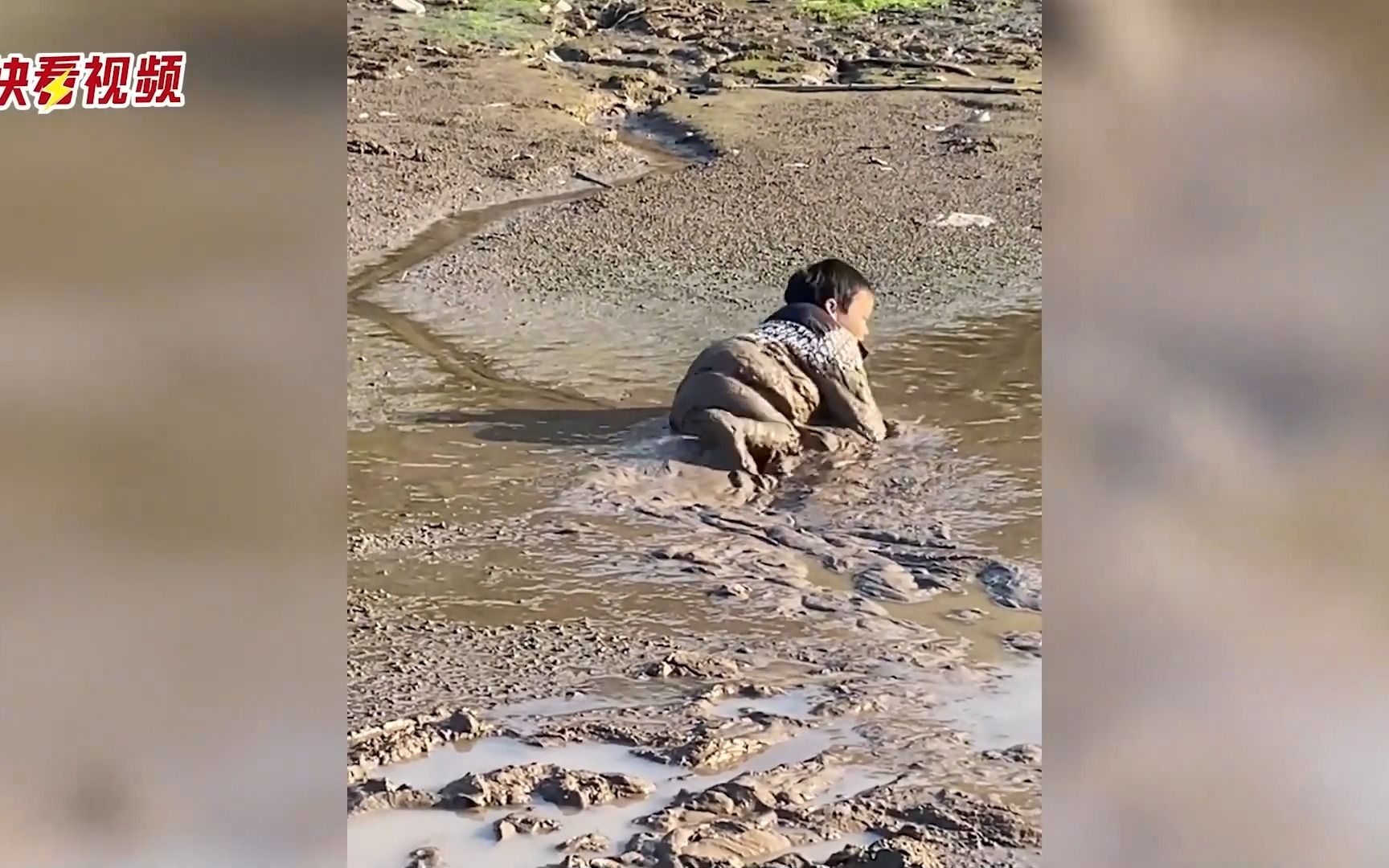 男孩为了逃打身陷泥潭,把爸妈吓得胆颤心惊,下一秒自己爬了出来