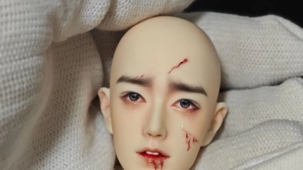 肖战演绎美强惨神级战损妆