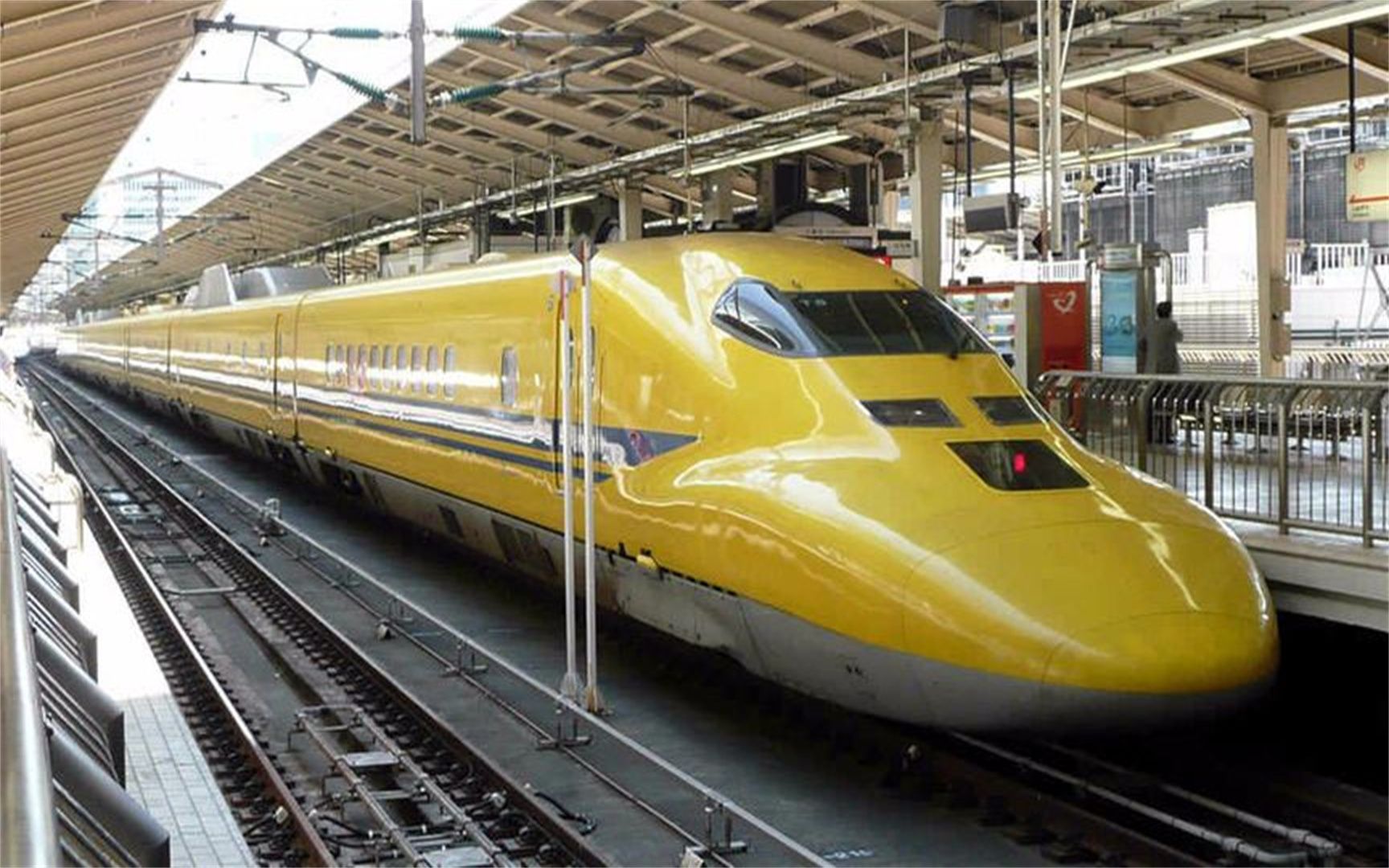 行走在高铁线路的黄色列车,过站不停,从来不坐乘客