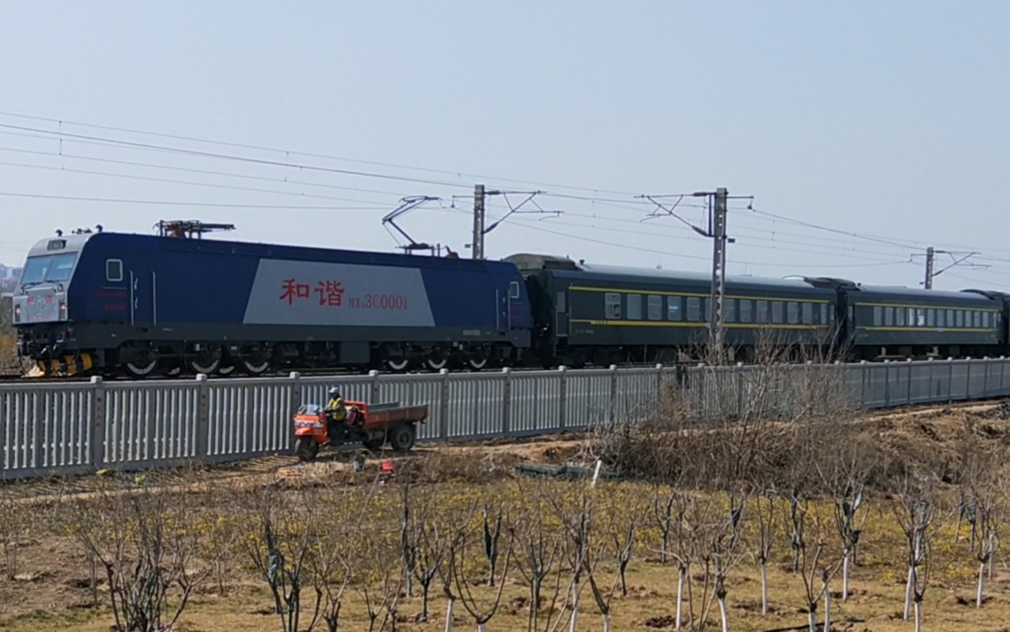 hxd3c0001狒狒王牵引k1053通过孝妇河公园