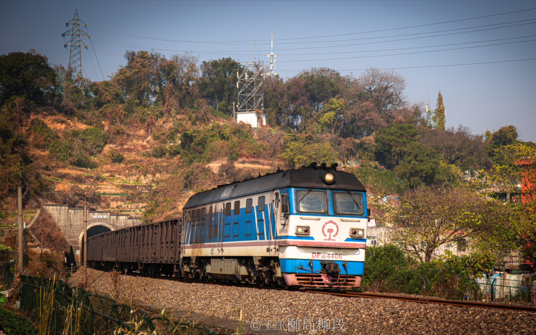 金温货线 df4d 4406牵引货运列车前往温州西站方向