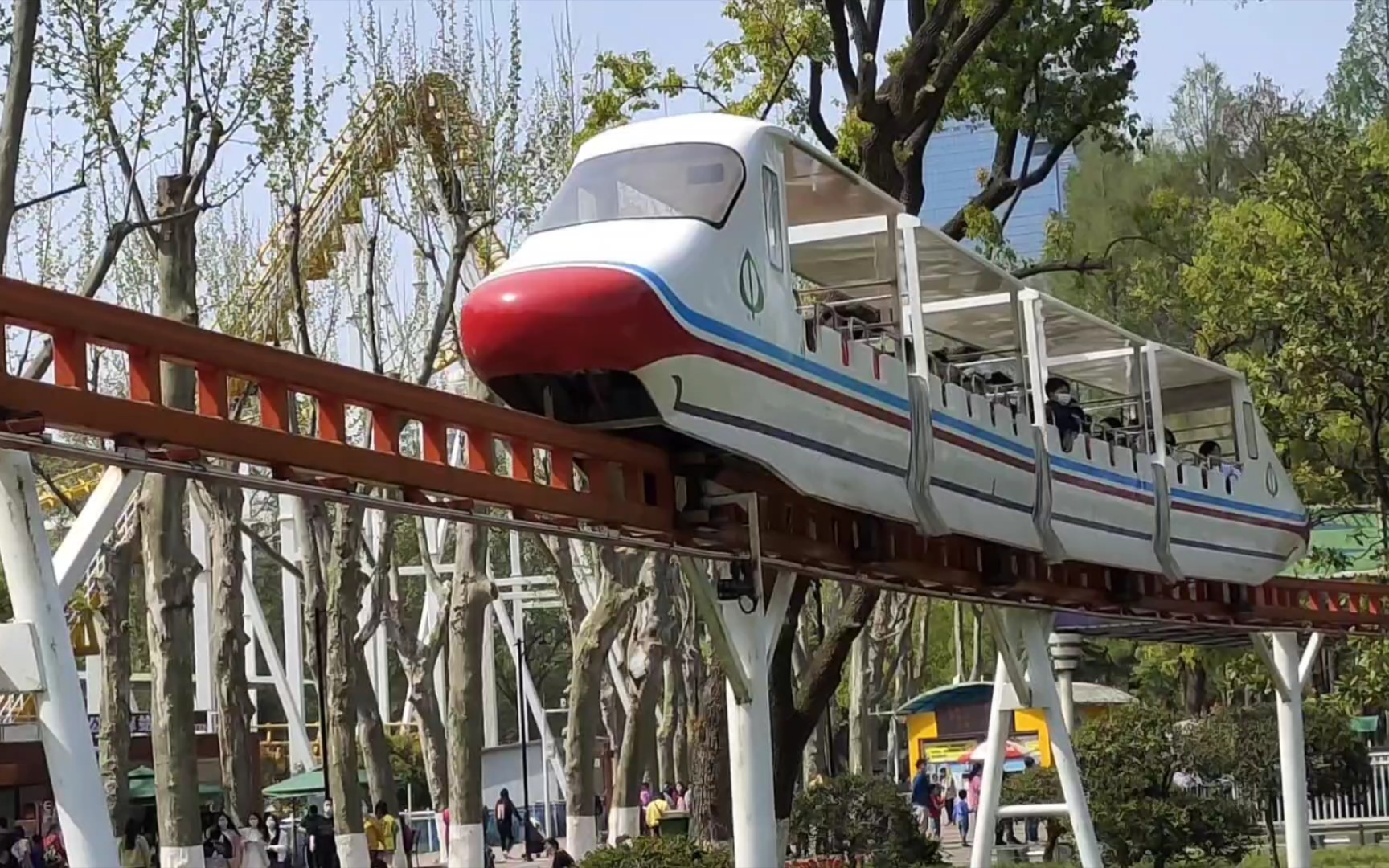 【旅拍vlog】武汉市中山公园游乐场跨坐式单轨列车_哔哩哔哩_bilibili