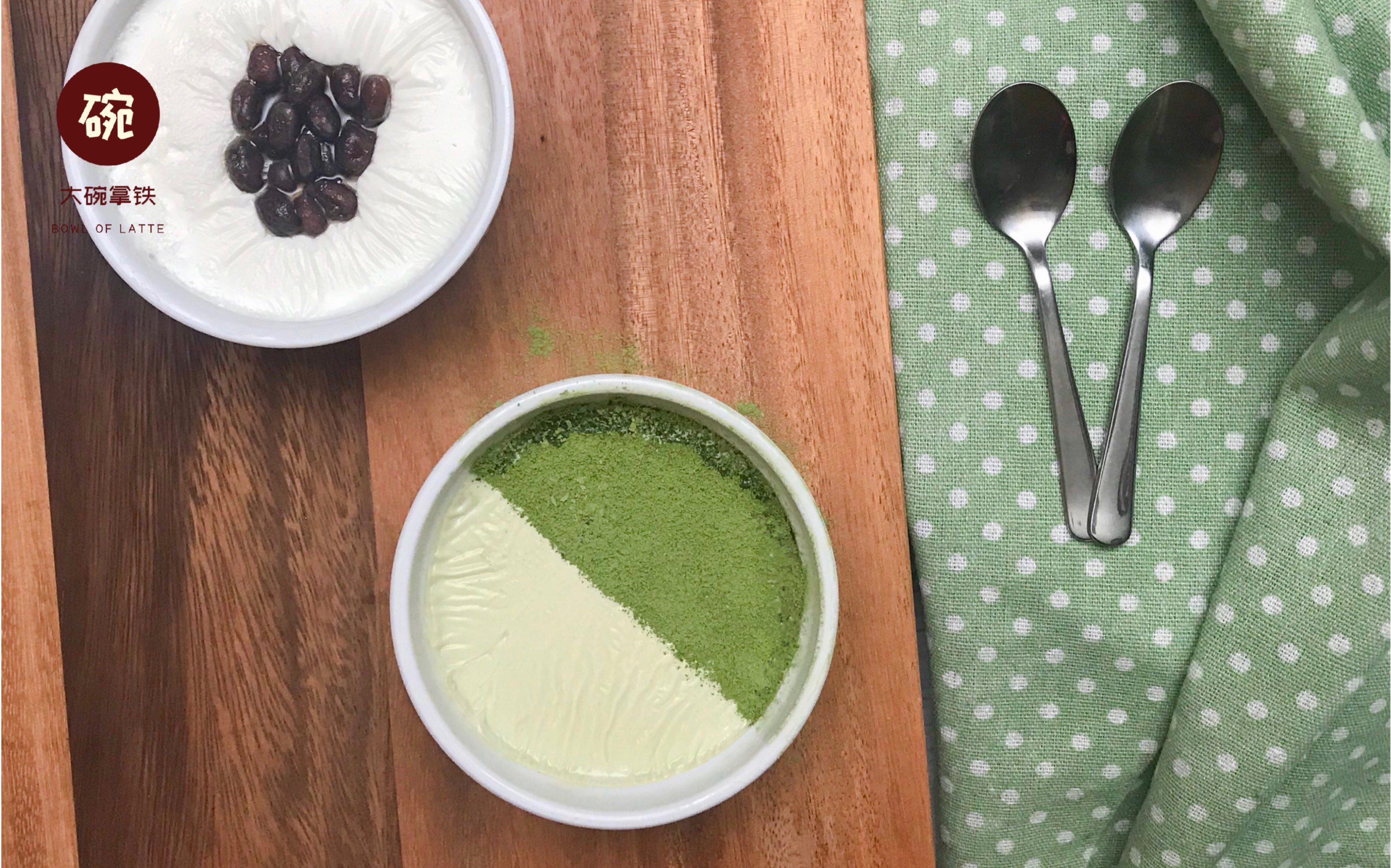 抹茶红豆双皮奶淡绿色的双皮奶撒上抹茶粉瞬间有了高档的感觉