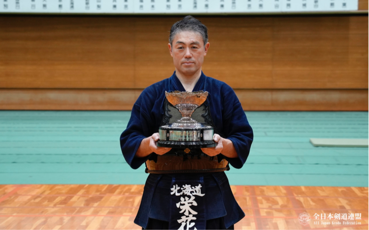 爱甲和彦(红) -メメ 荣花直辉(白)优赛 第21届全日本选拔剑道八段优胜