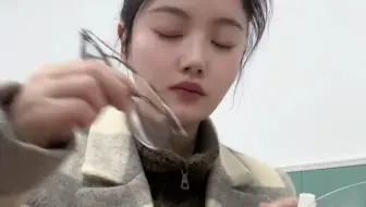 努力念了很多年书 研究生毕业 可后来啊  还是没能逃离浪浪山  回家乡做了老师 在爸妈能看到的地方 不需要学任何人的样子 慢慢长大