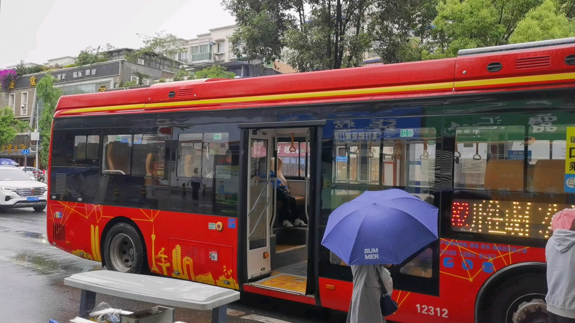 成都公交82路豪华软座纯电动车进出站