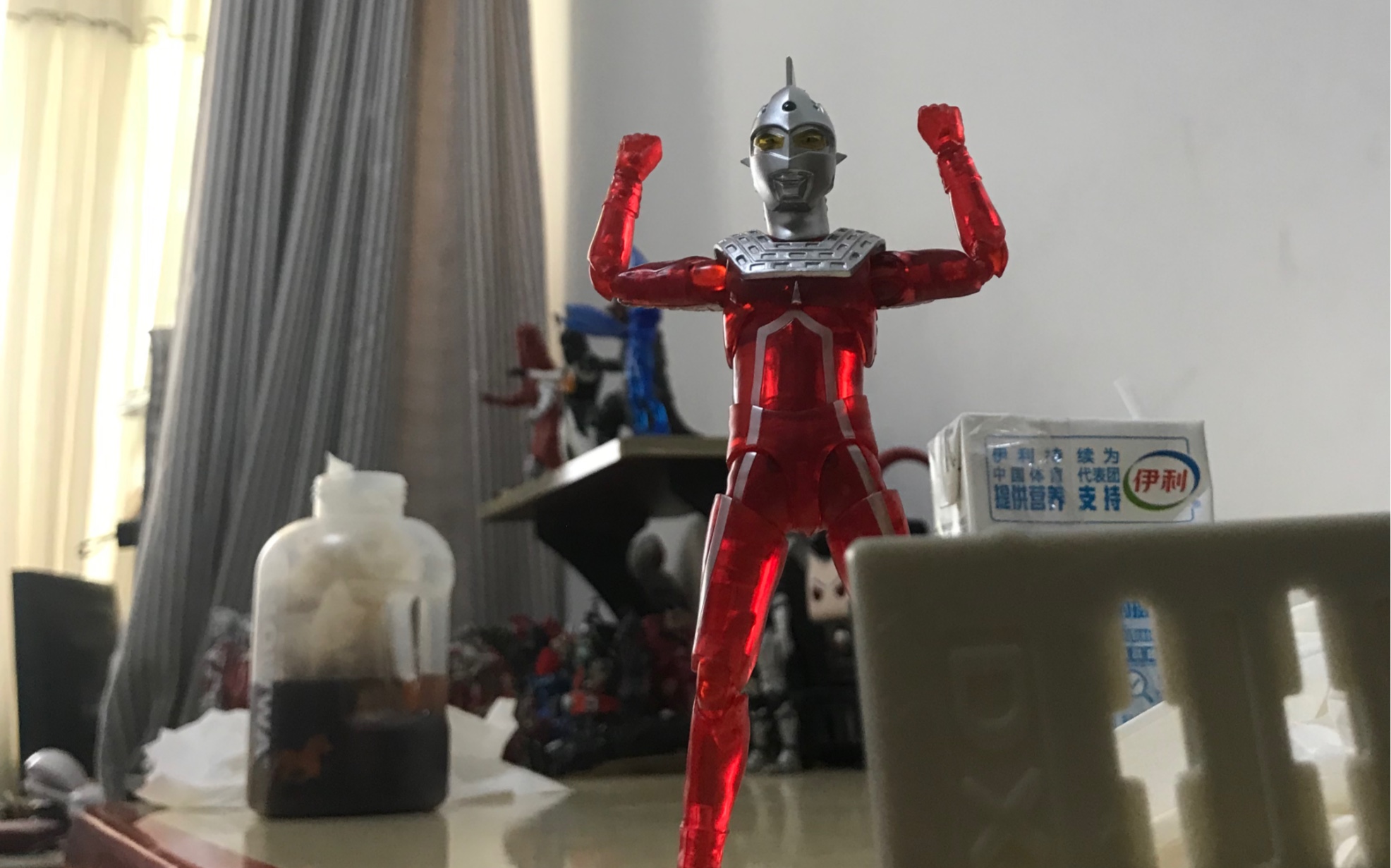 赛文彩透shf 左右脸不对称.冰斧不牢固.没有握持手型. 我还能接受.