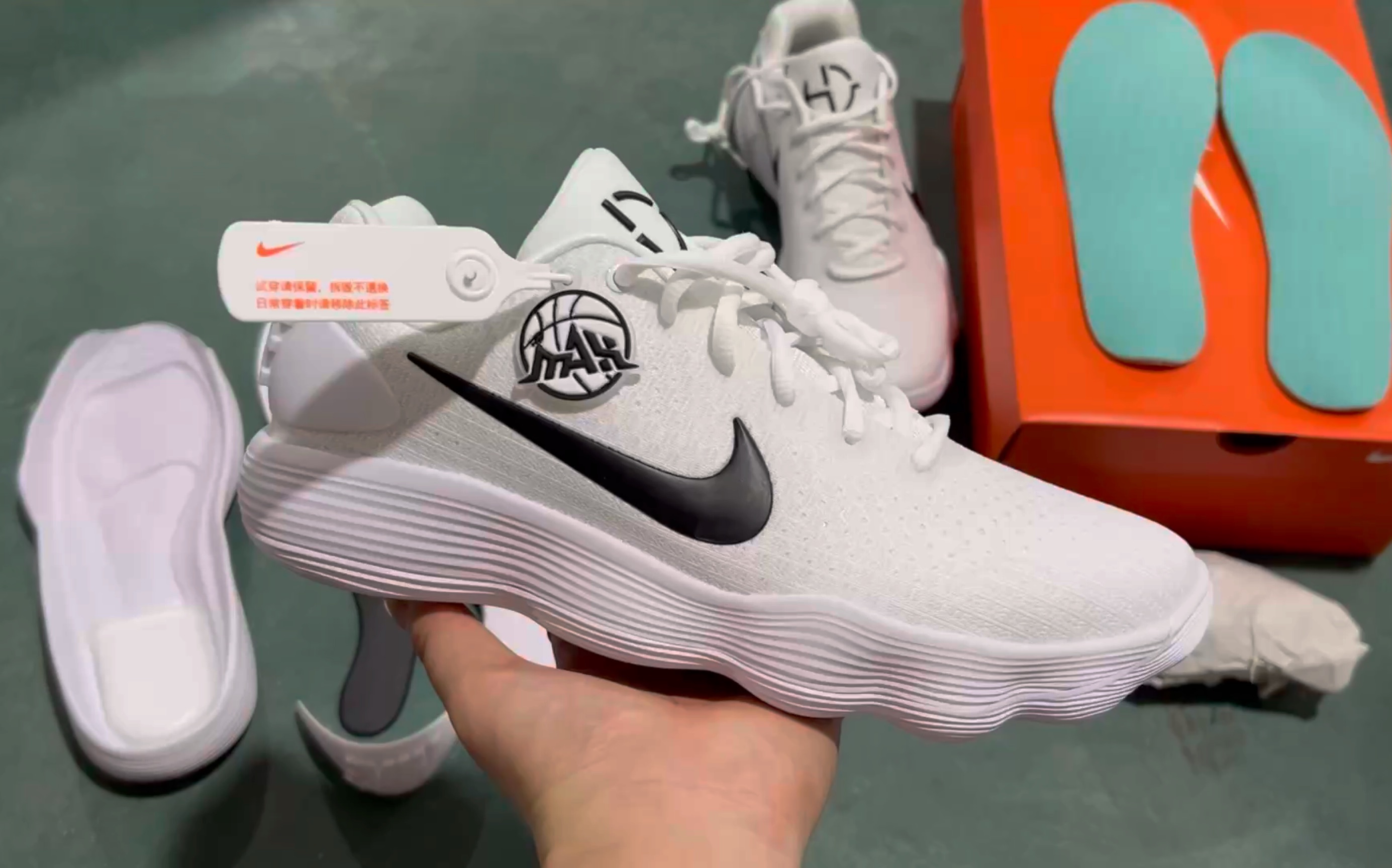 实拍近赏-后卫实战神鞋 hd2017灭世纯原革新版 上手体验顶级实战大底