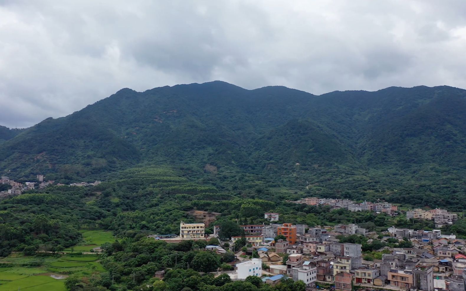 活动  无人机航拍广西山区里的乡村,这样的居住环境,真是太美了