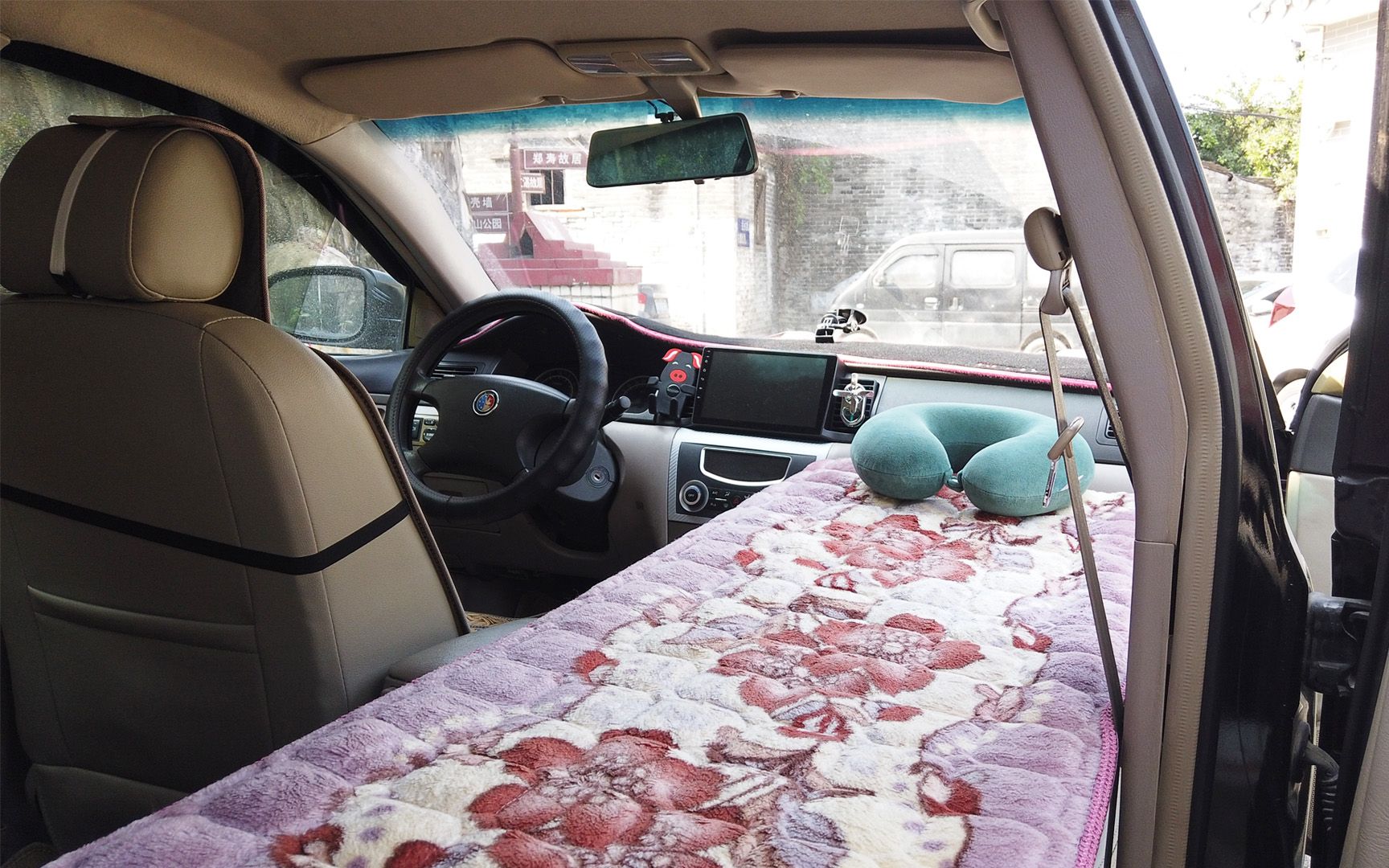 三厢轿车改装床车方案,可折叠床板收纳方便,用废旧木料秒变大床_哔哩