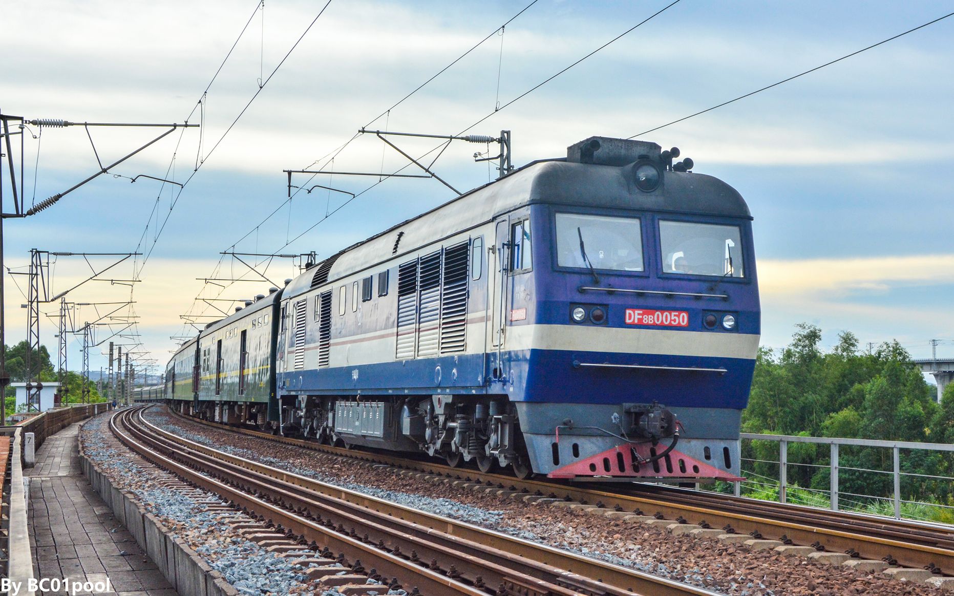 【火车迷】货机拉客——df8b回送客车车底