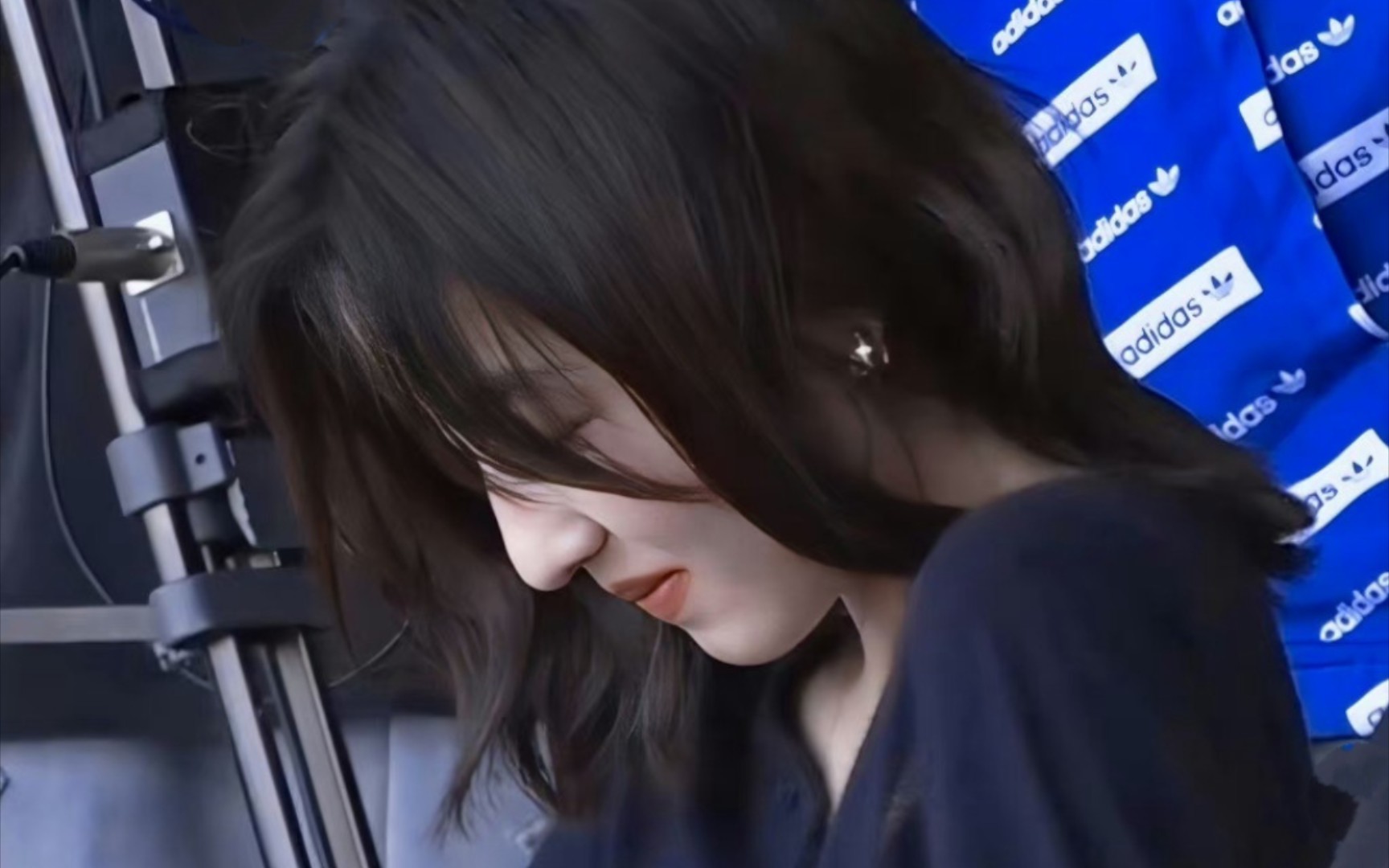 "举镜子的女孩成为了独当一面的大人"张子枫好漂亮!气质好好!