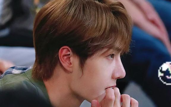 王一博 给大家表演一个酷盖吃手手06@uniq-王一博