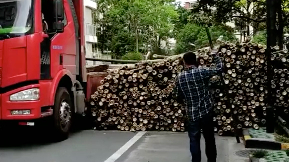 老板们,这样的货车司机你们打算给开多少月薪哔哩哔哩bilibili