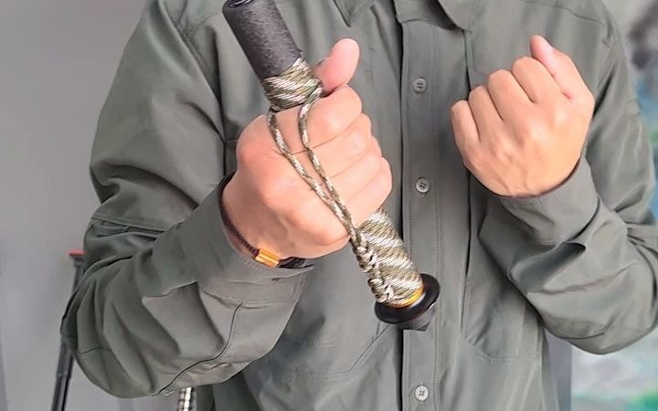 伞绳甩棍不会脱手的甩棍