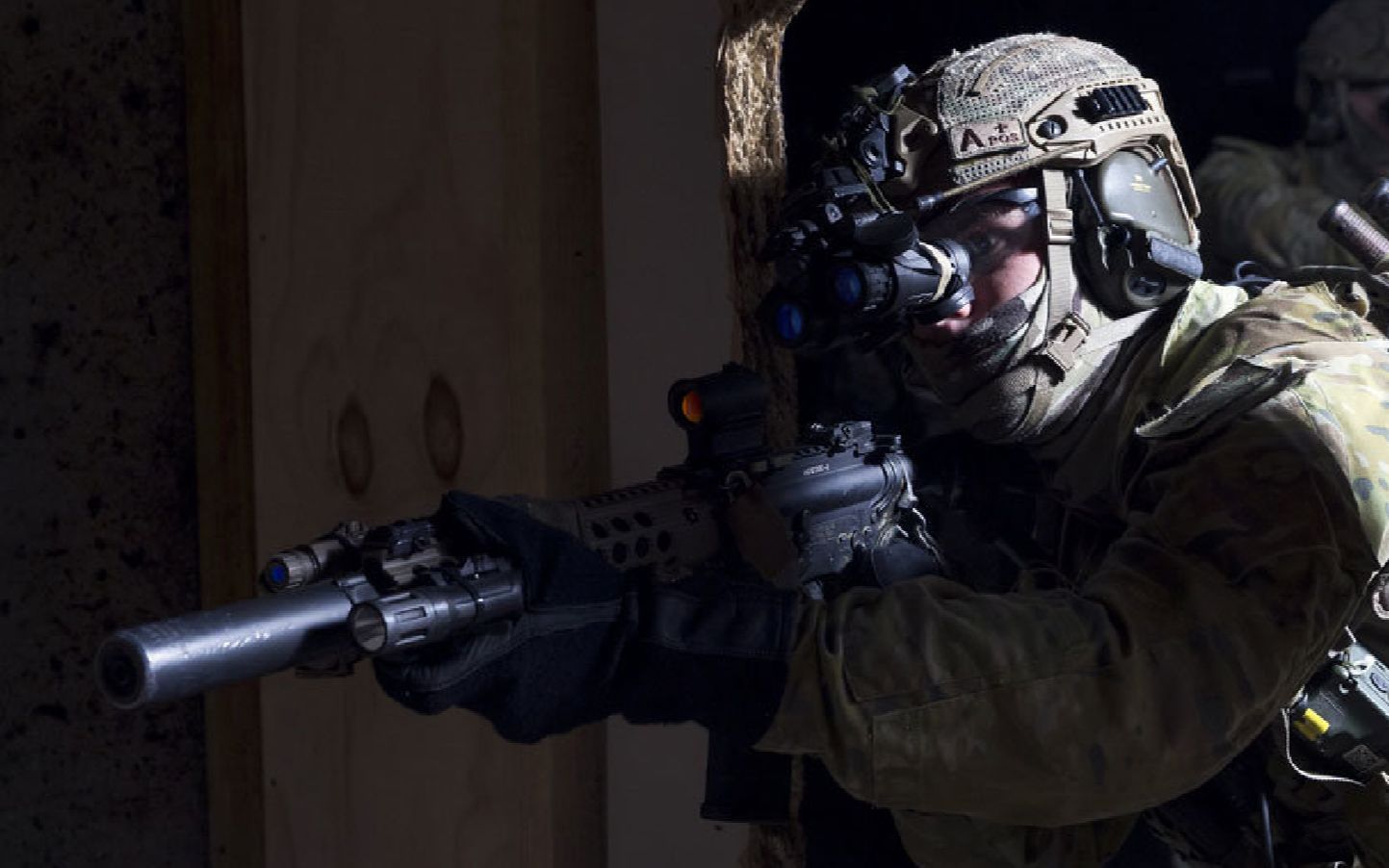 速度与激情:面对对方的防弹车,男子微微一笑,竟掏出穿甲弹!