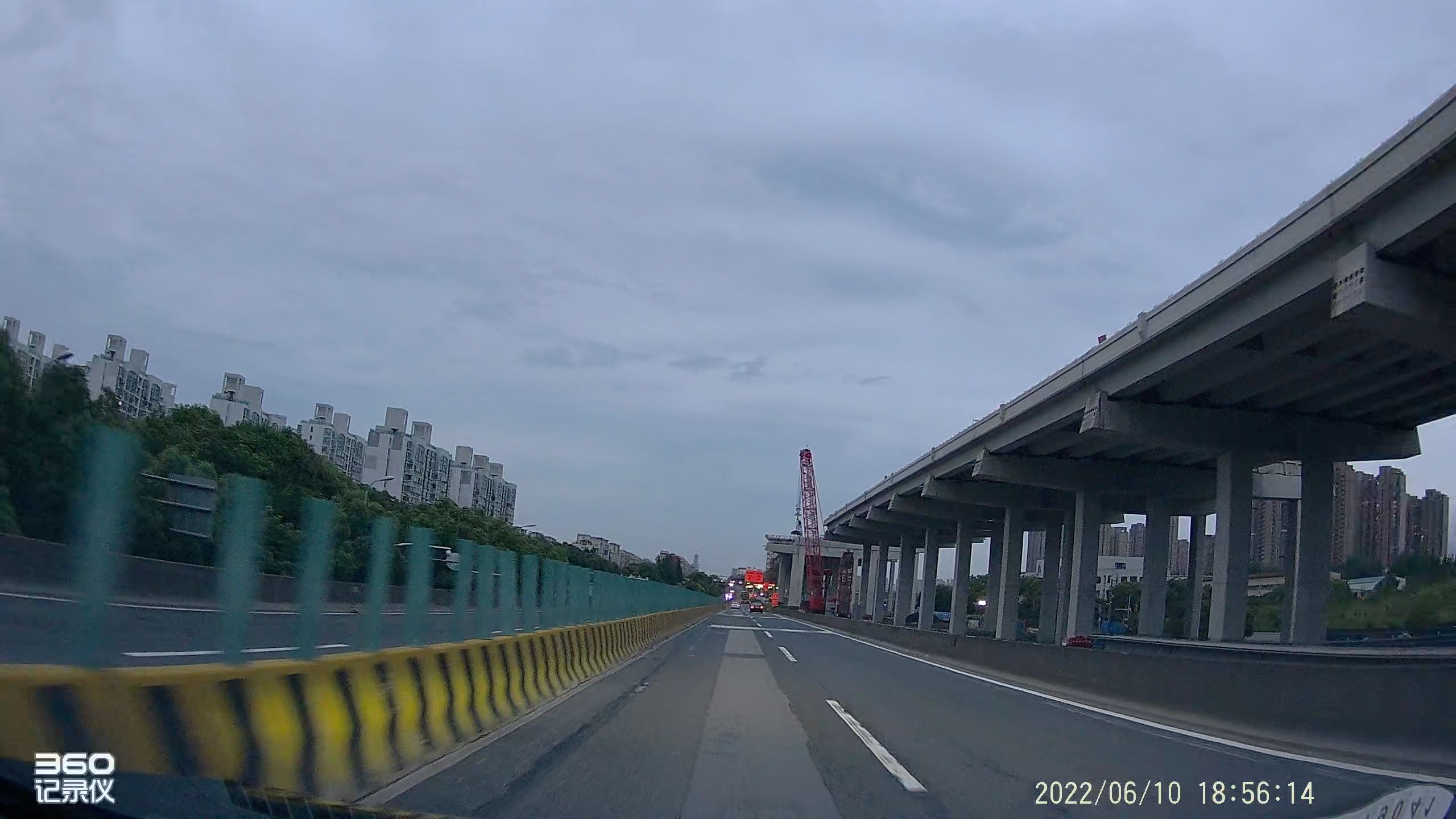 上海绕城高速公路,月浦到宝山路段不要命的开法,希望交警能看见_哔哩