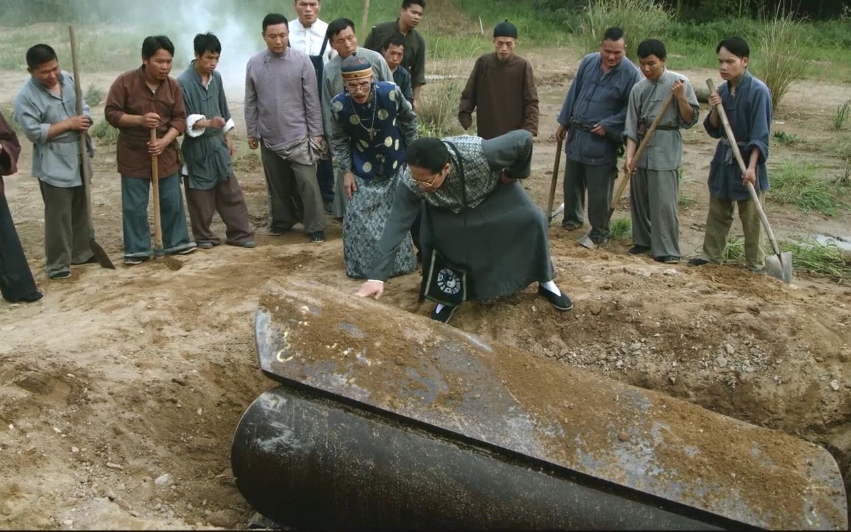 地主挖出一口棺材,以为要发大财,却不知道里面躺着一具僵尸!