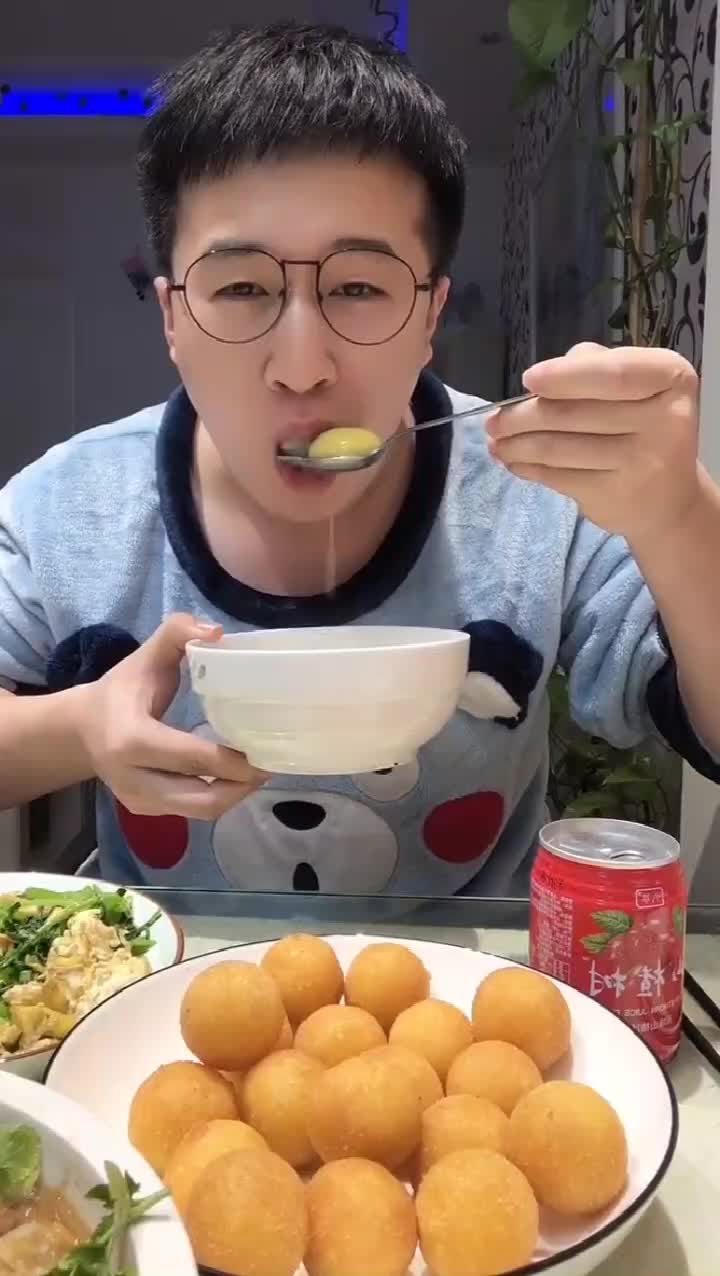 小夫妻温馨开场多人吃汤圆_哔哩哔哩_bilibili