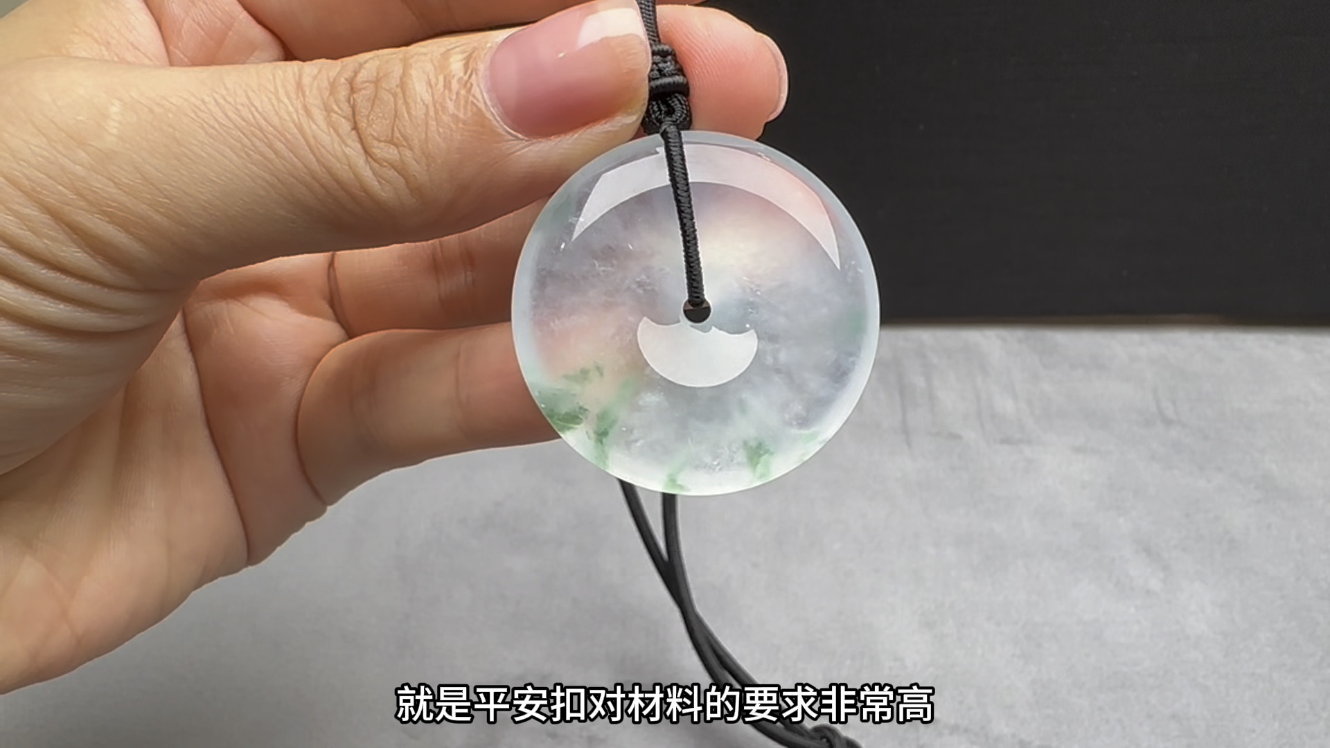 老板娘分享六位数冰飘花翡翠平安扣挂件,网友:种水好饱满大气