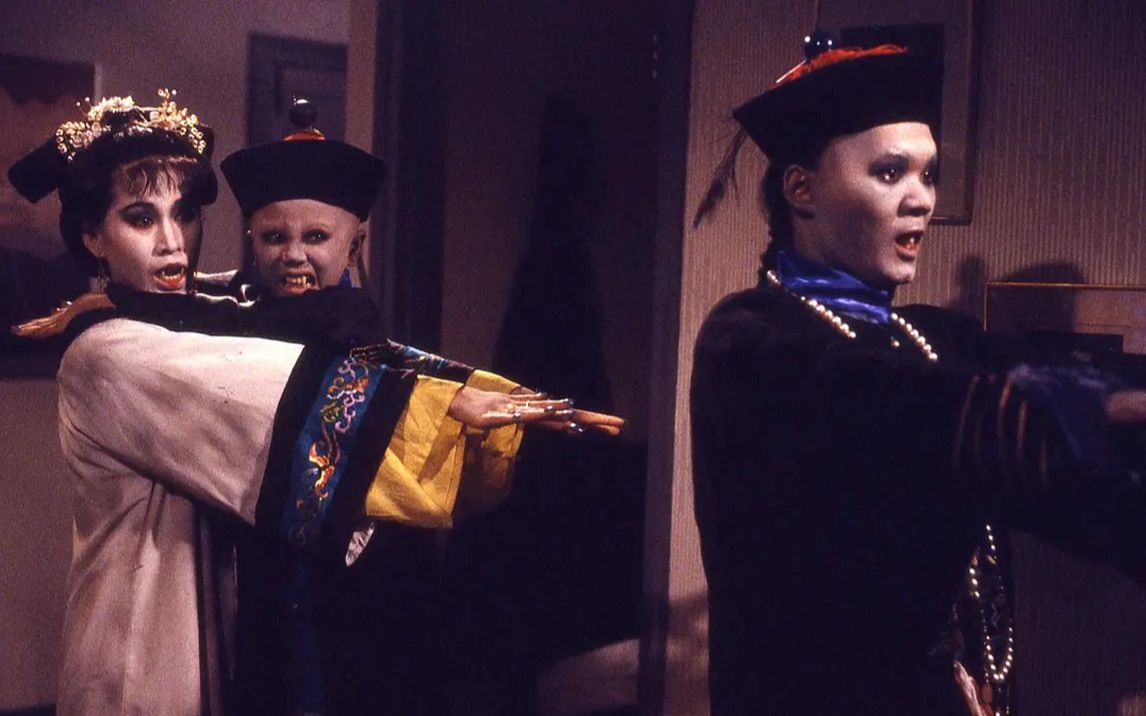 《僵尸家族》:清朝的僵尸被盗墓者挖出,英叔看出端倪,解决的祸端_哔哩