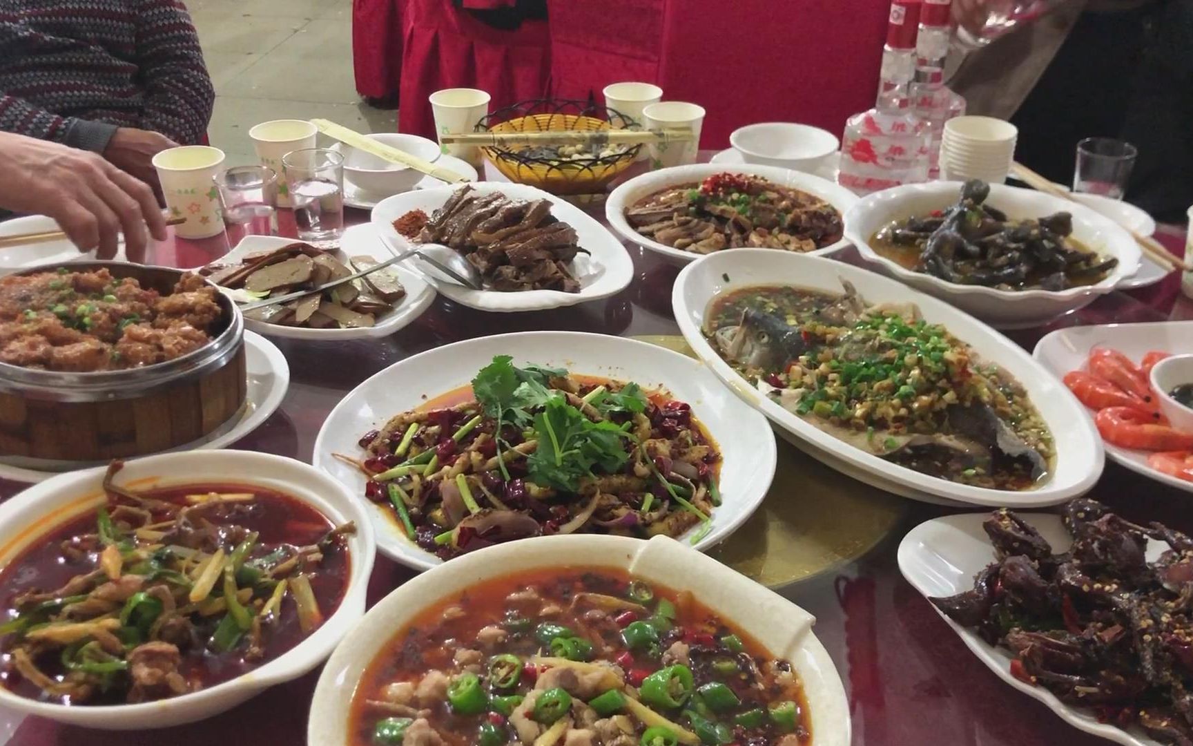 好朋友过生日请吃酒,好酒好菜招待客人,一桌都是酒中豪杰_哔哩哔哩