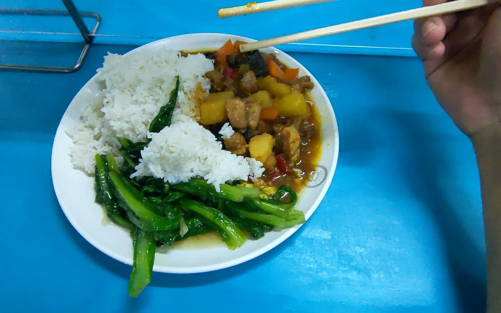 广东东莞:打工仔在厂里吃个6元快餐,两荤一素分量大,越吃越香